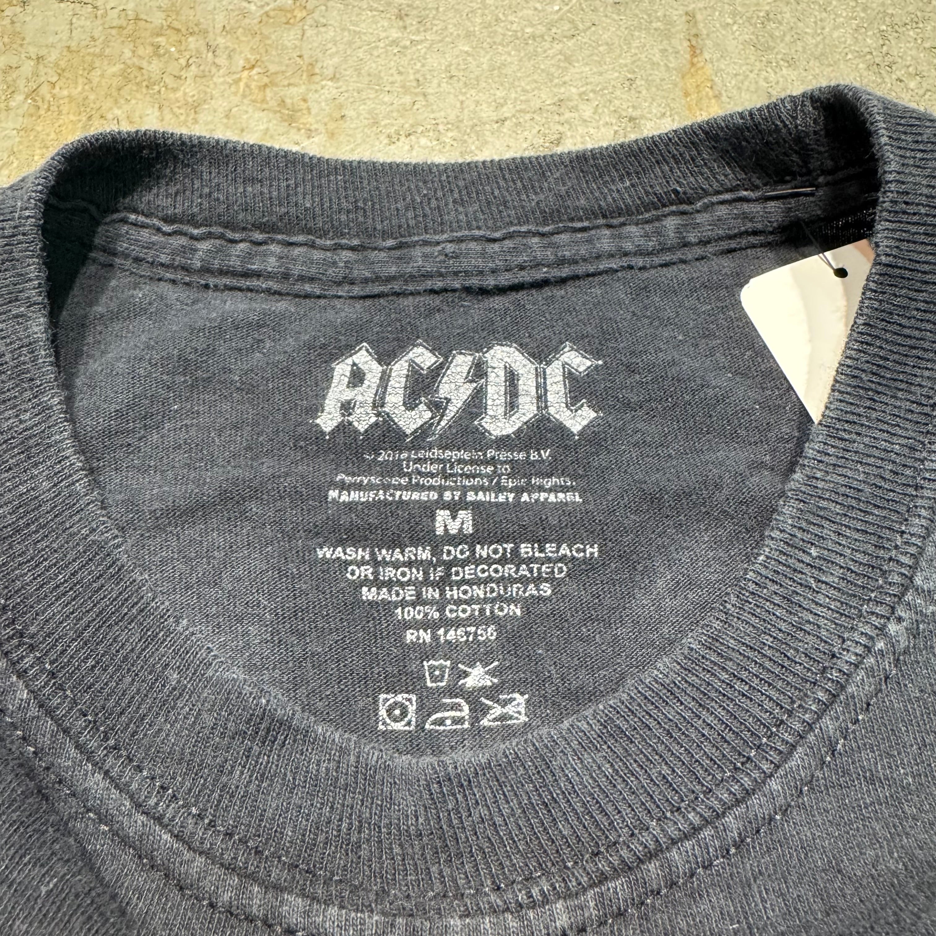 古着 acdc /エーシーディーシー/ バンドTシャツ/ ロンT/ サイズm – MUJIN
